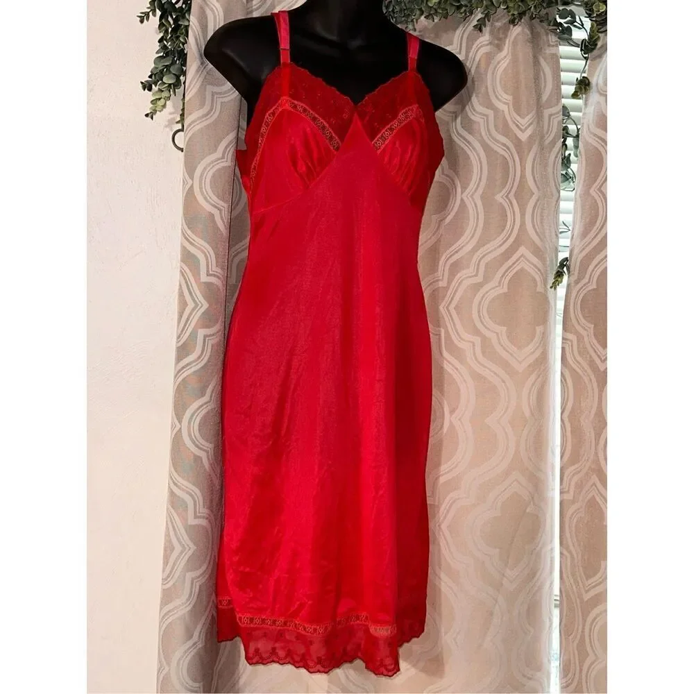 BEAUTIFUL Vintage Lacey UNITED MILLS  soft RED silk feeling Nightgown, CHEMISE S
